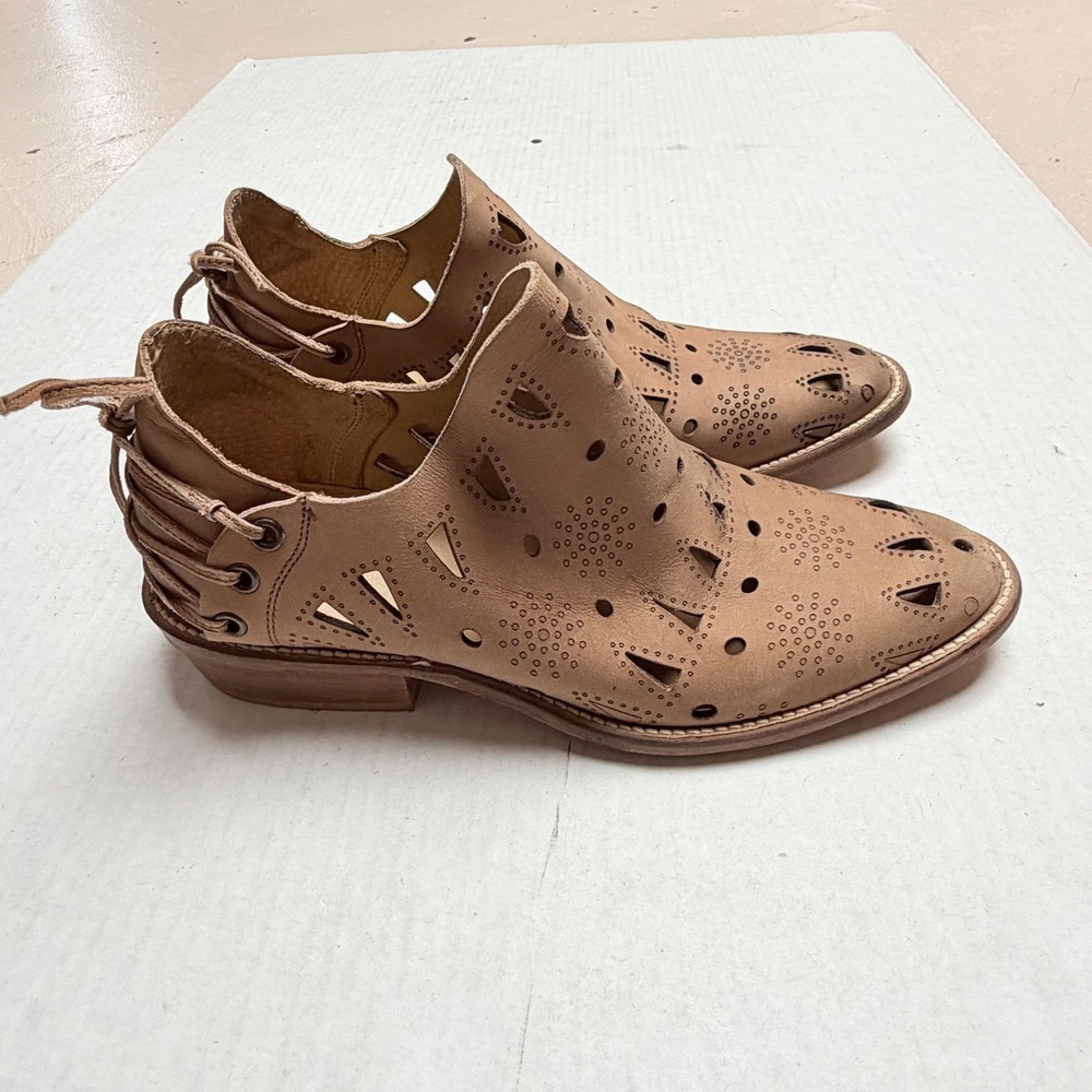 Musse & Cloud Tan Leather Perforated Lace Up Back Ankle Booties Womens 9